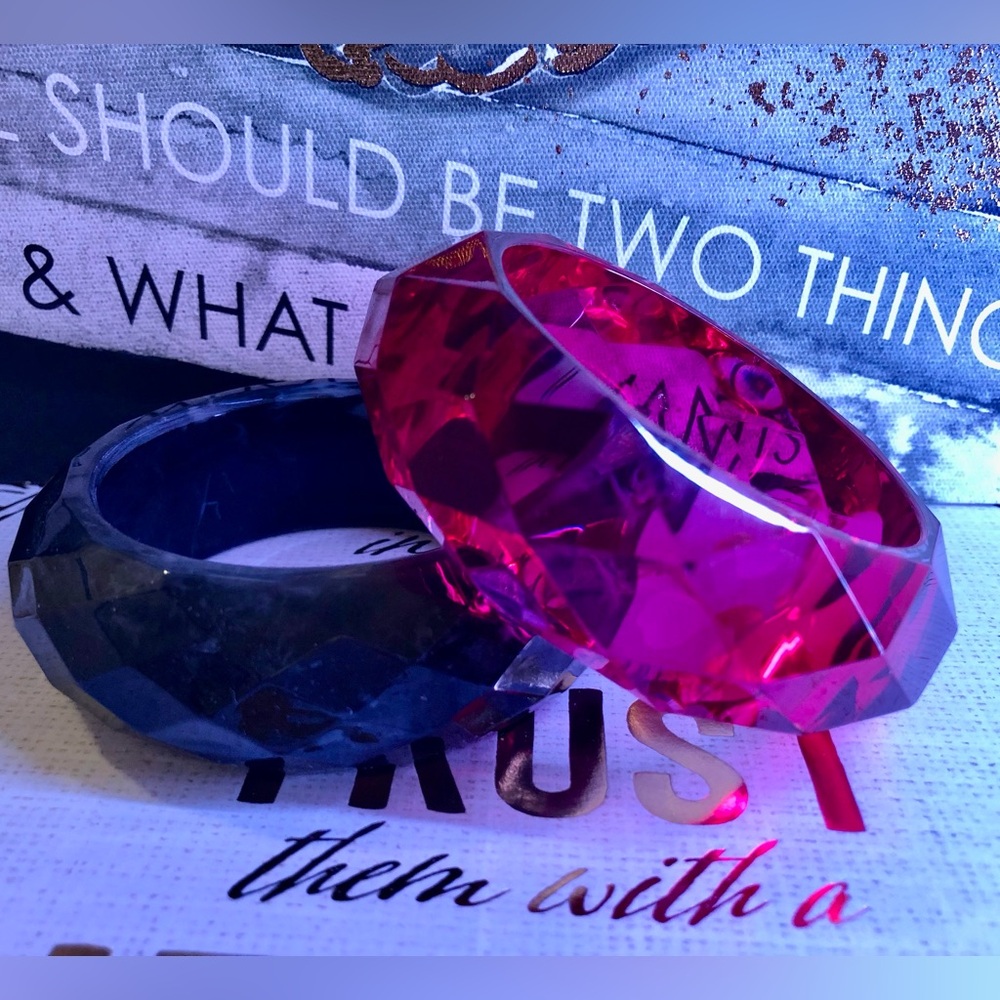 LUCITE BANGLES Diamond Shape Design in Pink and Black with Grey (2 Pack-NWOT)